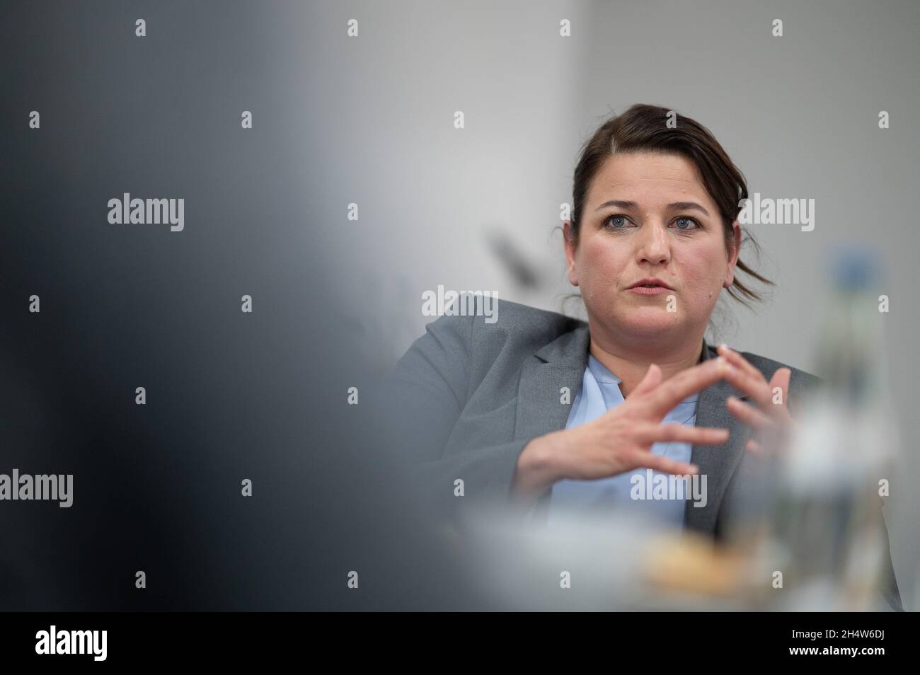 Mainz, Deutschland. November 2021. Susanne Wingertszahn, designierte Leiterin des Deutschen Gewerkschaftsbundes (DGB) Rheinland-Pfalz/Saarland. Der designierte Leiter des DGB in Rheinland-Pfalz und im Saarland will sich um die weitere Qualifizierung von Beschäftigten in den Wirtschaftsbereichen kümmern, deren Arbeitsplätze durch den technologischen Wandel besonders gefährdet sind. Quelle: Sebastian Gollnow/dpa/Alamy Live News Stockfoto