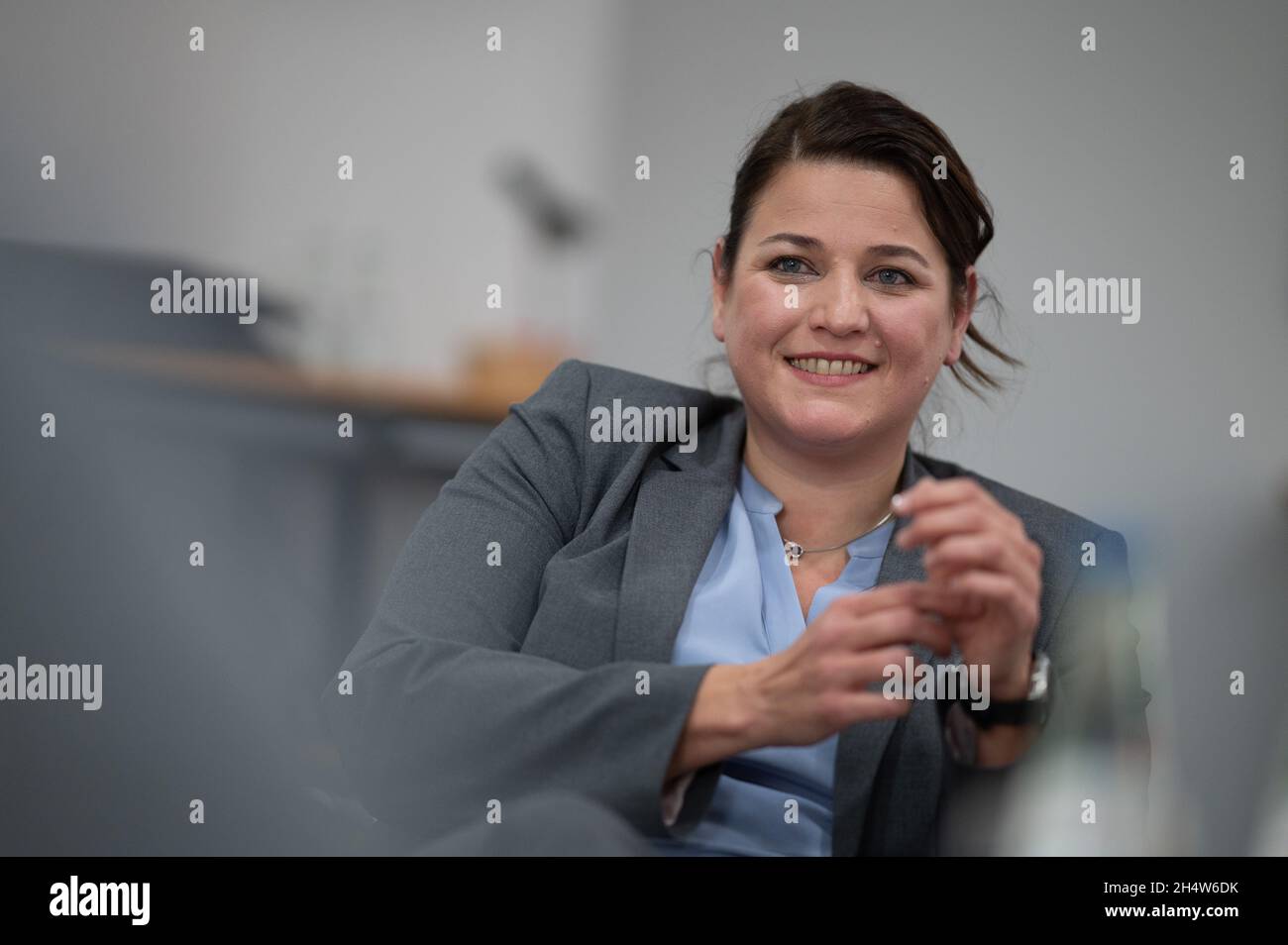 Mainz, Deutschland. November 2021. Susanne Wingertszahn, designierte Leiterin des Deutschen Gewerkschaftsbundes (DGB) Rheinland-Pfalz/Saarland. Der designierte Leiter des DGB in Rheinland-Pfalz und im Saarland will sich um die weitere Qualifizierung von Beschäftigten in den Wirtschaftsbereichen kümmern, deren Arbeitsplätze durch den technologischen Wandel besonders gefährdet sind. Quelle: Sebastian Gollnow/dpa/Alamy Live News Stockfoto