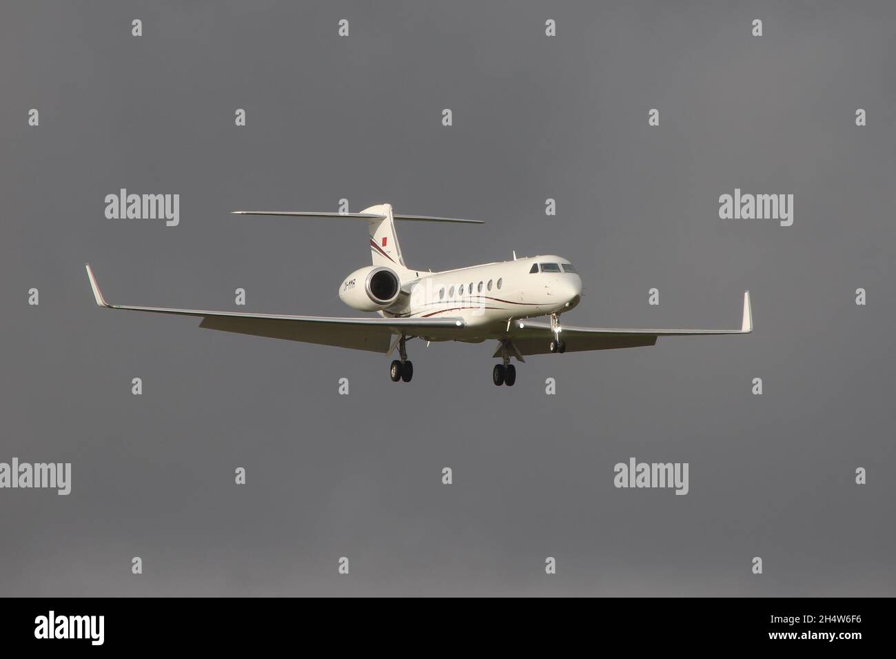 CN-MMR, ein Gulfstream Aerospace G550, der von der marokkanischen Regierung betrieben wird, bei der endgültigen Annäherung an den internationalen Flughafen Prestwick in Ayrshire, Schottland. Das Flugzeug war in Schottland, um die Delegierten zum COP26-Gipfel im nahe gelegenen Glasgow zu bringen. Stockfoto