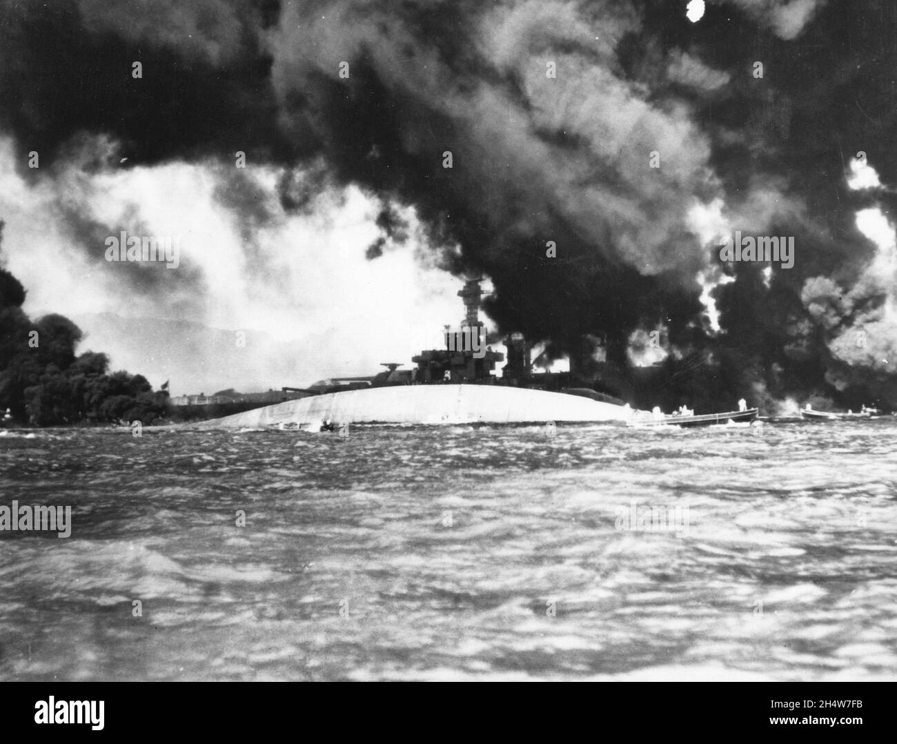 Foto der gekenanperten USS Oklahoma und der USS Maryland nach dem japanischen Angriff auf Pearl Harbor Stockfoto
