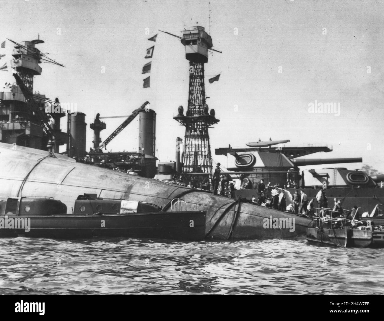 Foto der gekenanperten USS Oklahoma und der USS Maryland nach dem japanischen Angriff auf Pearl Harbor Stockfoto