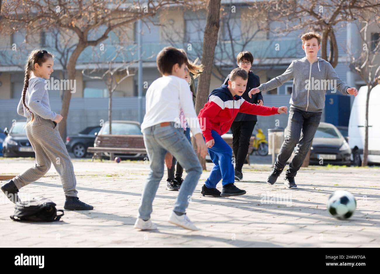 Kinder spielen Fußball mit Ball Stockfoto