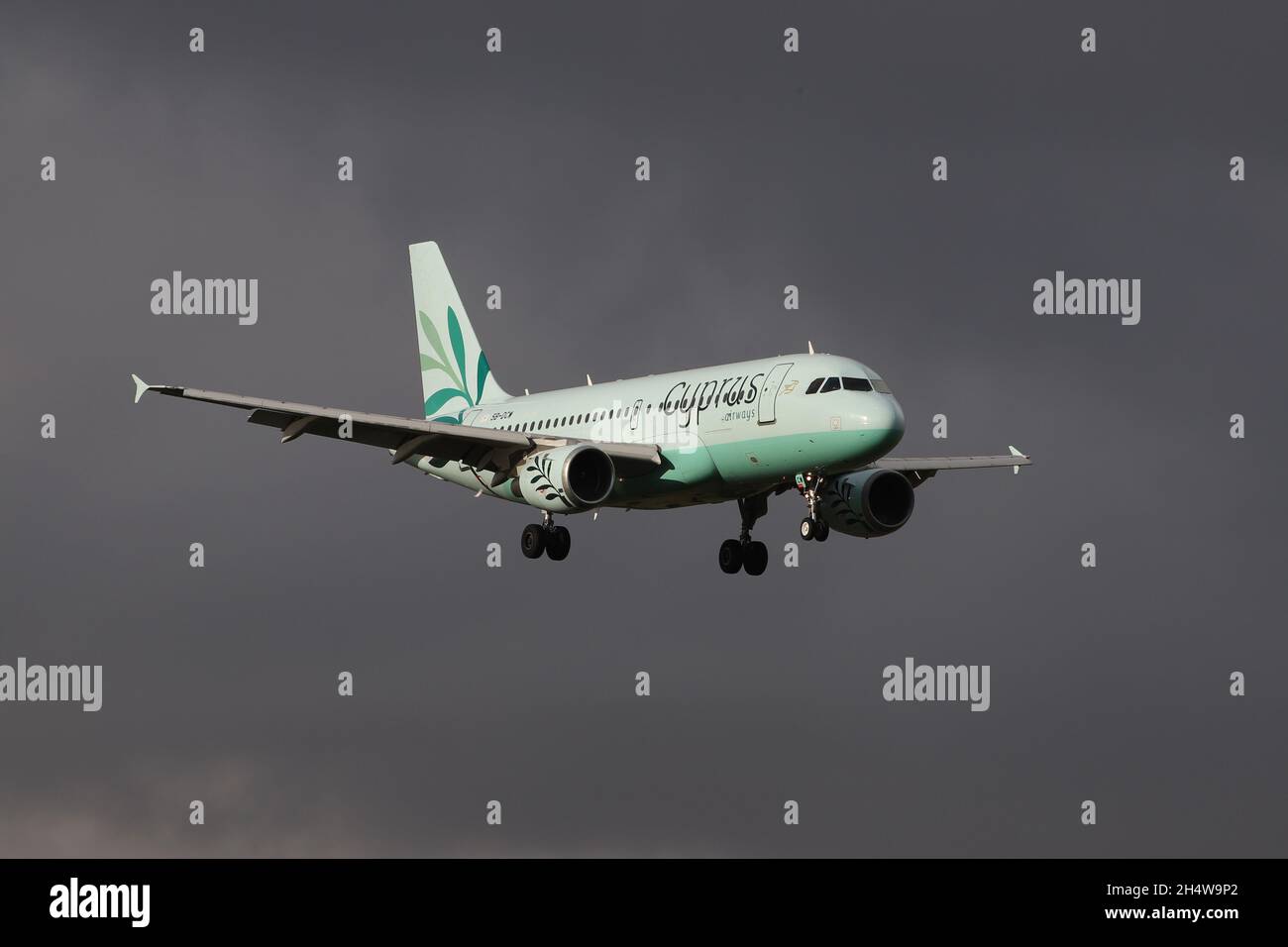 5B-DCW, einer von zwei Airbus A319-114, die von der kürzlich reformierten Cyprus Airways betrieben werden, bei der endgültigen Annäherung an den internationalen Flughafen Prestwick in Ayrshire, Schottland. Das Flugzeug war in Schottland, um zyprische Delegierte zum COP26-Gipfel im nahe gelegenen Glasgow zu bringen. Stockfoto