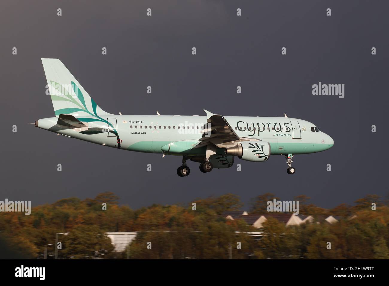 5B-DCW, einer von zwei Airbus A319-114, die von der kürzlich reformierten Cyprus Airways betrieben werden, bei der endgültigen Annäherung an den internationalen Flughafen Prestwick in Ayrshire, Schottland. Das Flugzeug war in Schottland, um zyprische Delegierte zum COP26-Gipfel im nahe gelegenen Glasgow zu bringen. Stockfoto