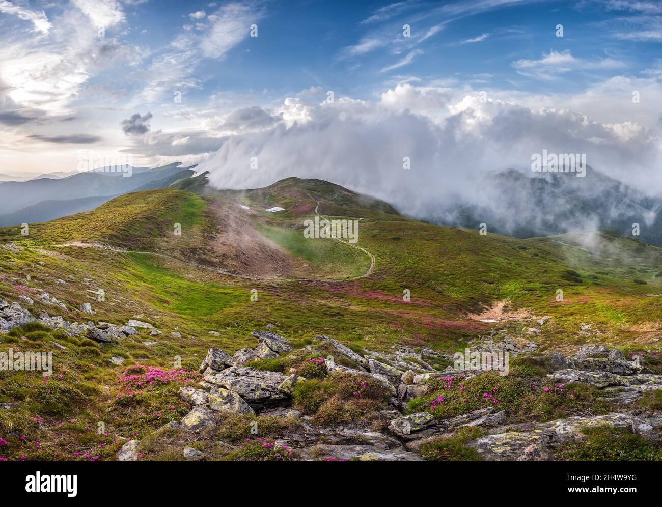 Majestätische Berglandschaft mit Gipfeln und Wolken, Reisefotos Stockfoto