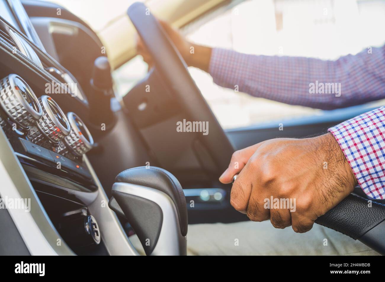 Nahaufnahme Hand drücken Auto Handbremse