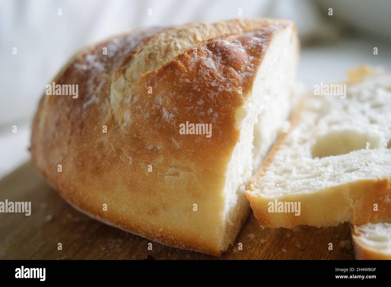 Laib Sauerteig Brot mit zwei Scheiben geschnitten Stockfoto