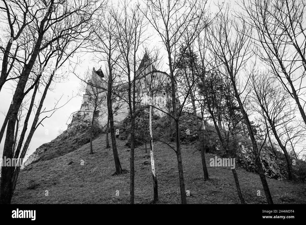 Bran, Rumänien - 8. Mai 2021: Schloss Bran, auch bekannt als Draculas Schloss in Siebenbürgen, Rumänien. Stockfoto