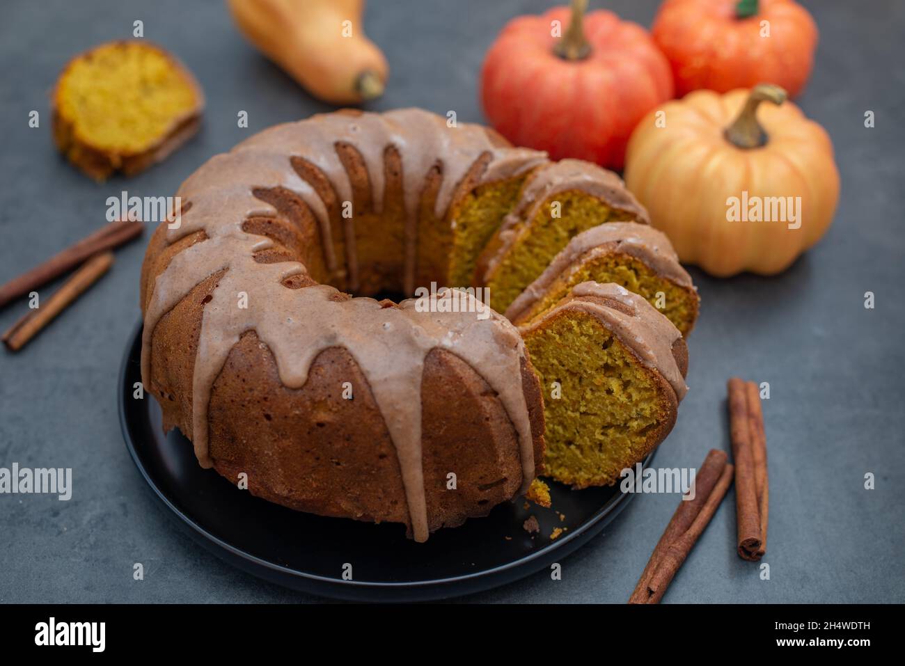 Frisch gebackene Kürbis-Bunt-Torte mit Zimt-Zuckerguss Stockfoto