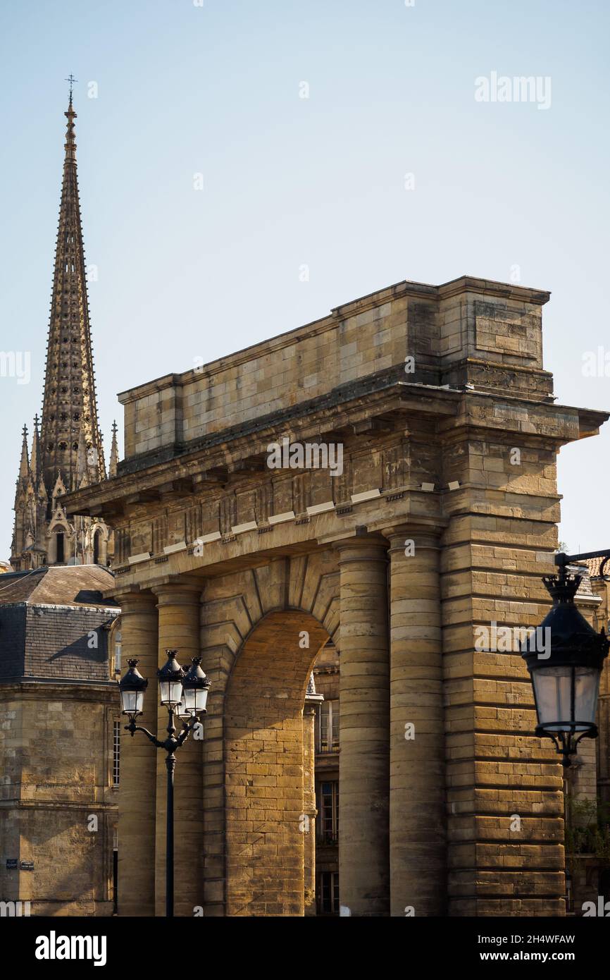 Das Burgunder Tor und der Saint-Michel Turm in Bordeaux, Frankreich Stockfoto