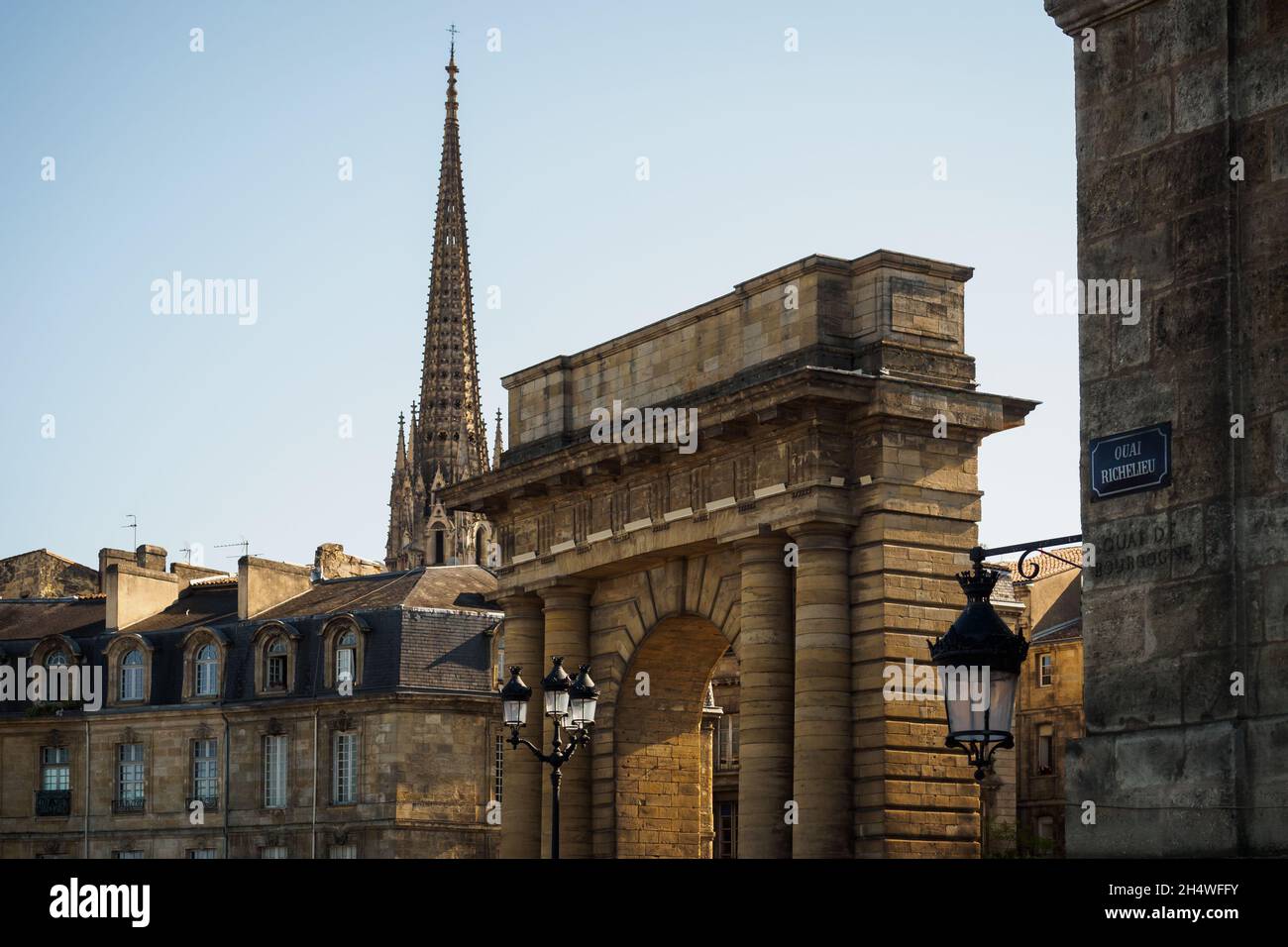 Die Porte de Bourgogne und der Saint-Michel stehen im Hintergrund vom Quai Richelieu in Bordeaux, Frankreich Stockfoto