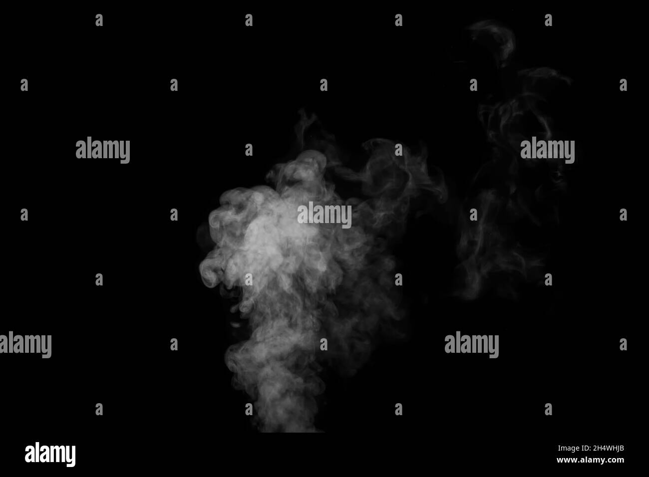Ein weißer Rauch, Rauch auf einem schwarzen Hintergrund, um Ihre Bilder hinzuzufügen. Perfekter Rauch, Dampf, Duft, Weihrauch für Ihre Fotos. Stockfoto