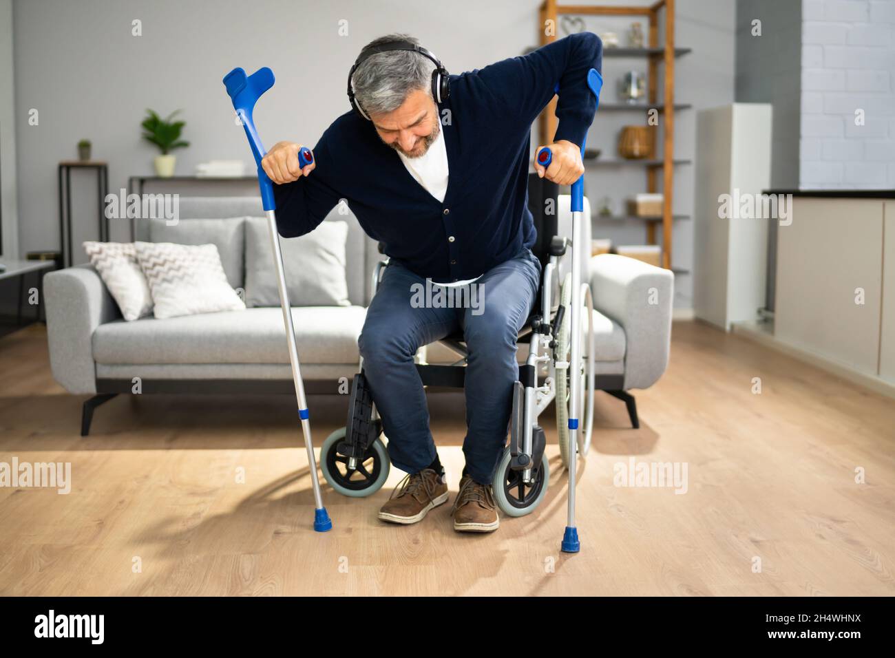 Erwachsene Person Mit Lähmung Der Behinderung Und Krücken Nach Verletzungen Stockfoto