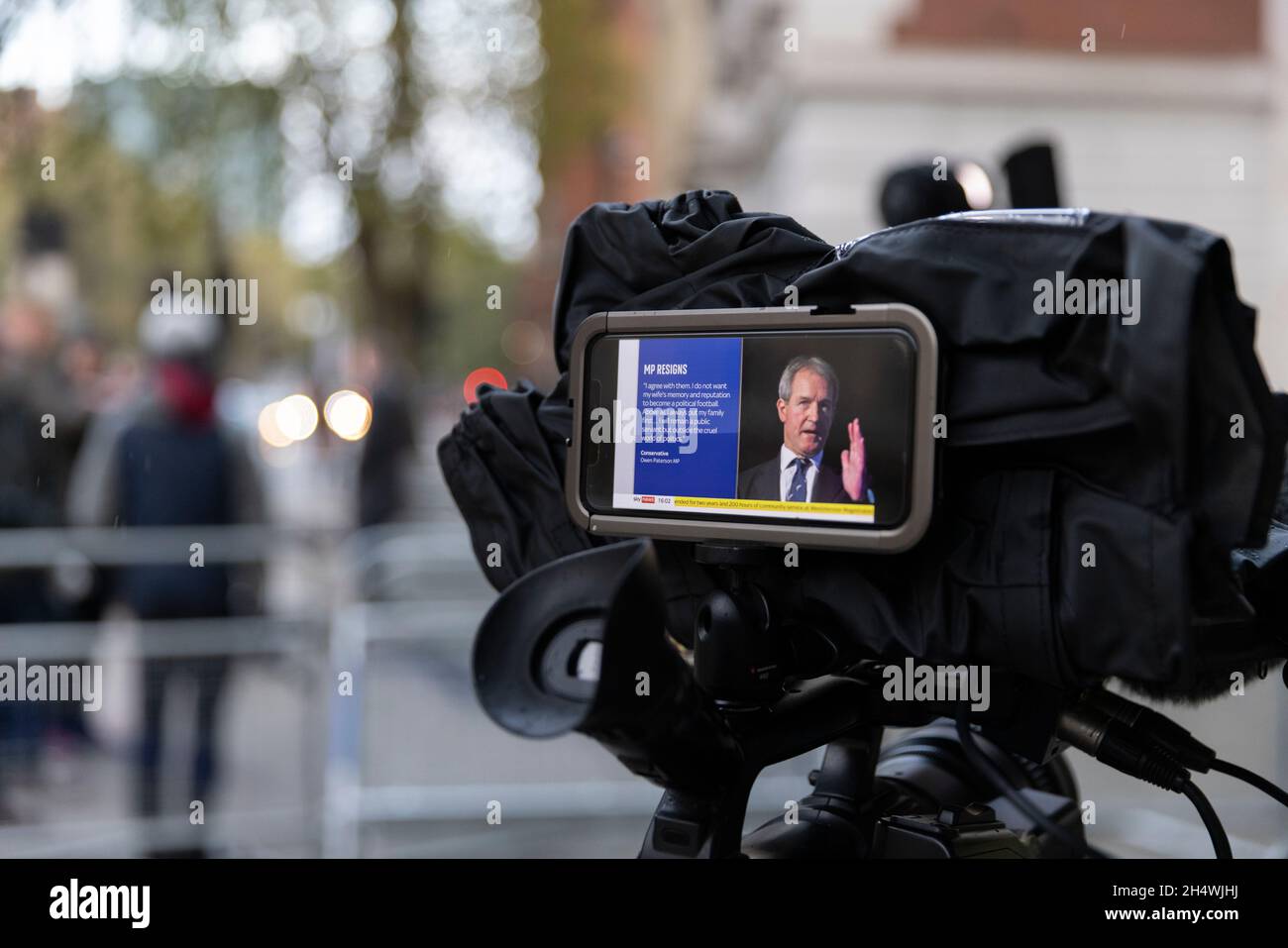 Der Kameramann des nationalen Fernsehens zeigt den Live-Nachrichtenbericht, als Owen Phersons Rücktritt inmitten einer Gegenreaktion gegen Boris Johnsons Unterstützung kam. Stockfoto