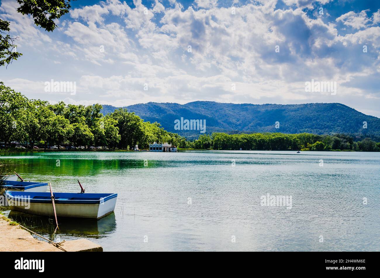 Schöne Aussicht auf den Banyoles See (Banyoles) mit den alten weißen Sommerhäusern. Girona, Katalonien Stockfoto