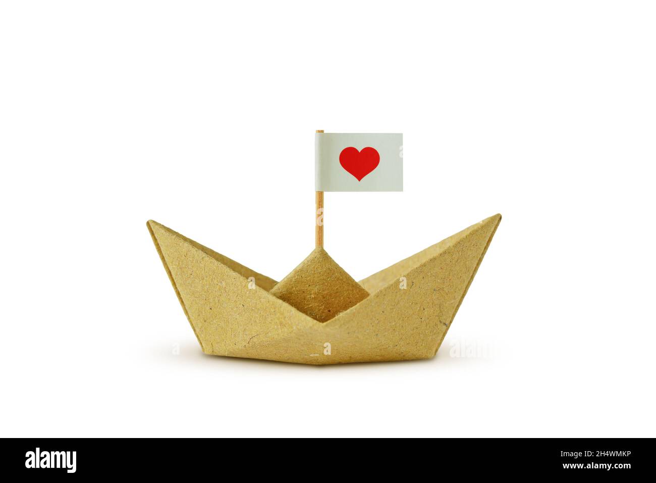 Origami-Boot aus recyceltem Papier mit Flagge und Herz - Konzept von Einwanderung und Solidarität Stockfoto