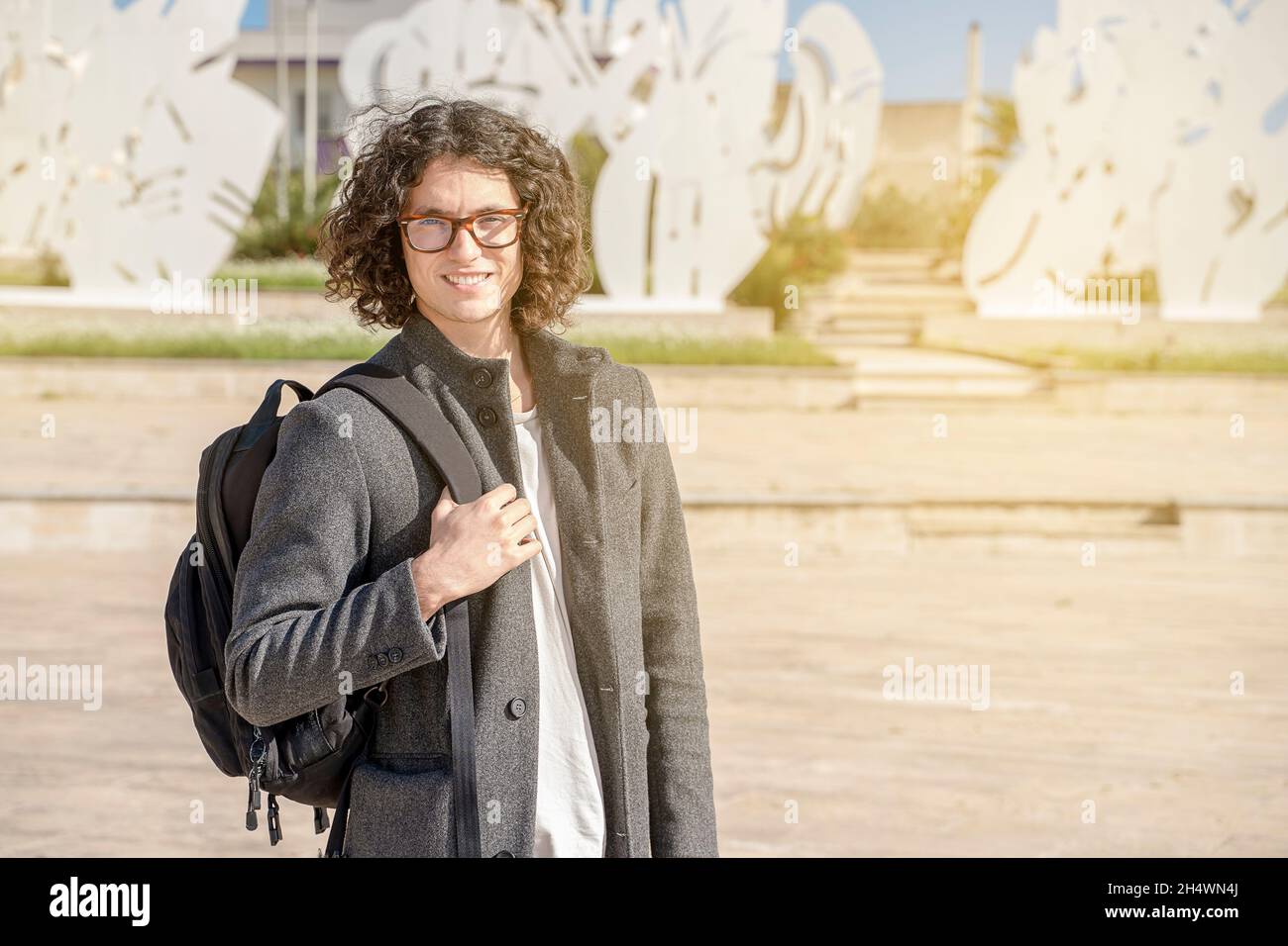 Tourist mit Brille mit Rucksack in der Stadt Stockfoto