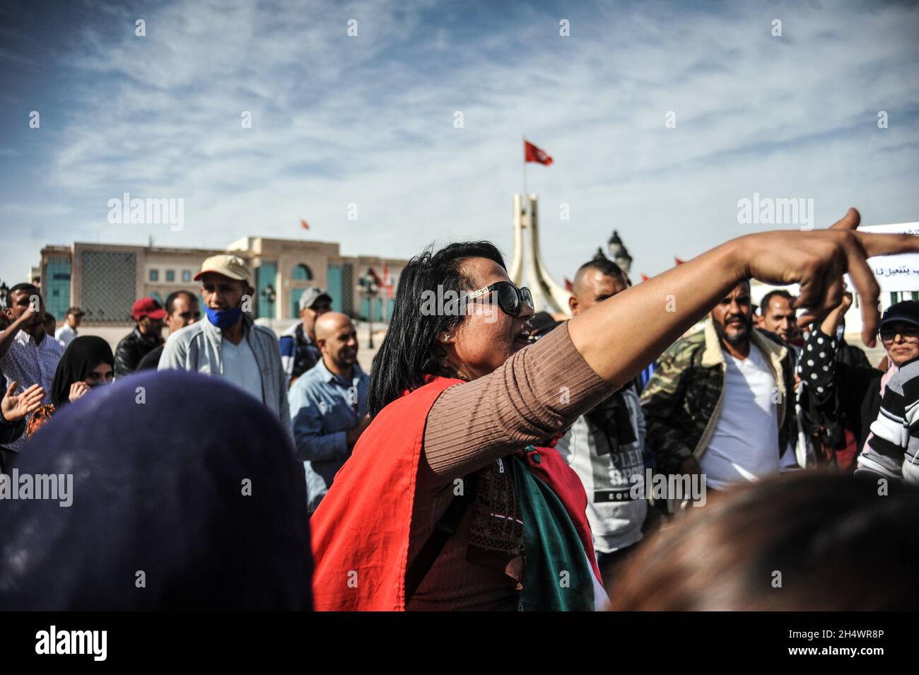 Tunis, Tunesien. November 2021. Tunis, Tunesien. 03. November 2021. Eine Reihe von Tunesiern, die seit mehr als zehn Jahren arbeitslos sind, rufen während eines Protestes auf dem Regierungsplatz der tunesischen Hauptstadt Slogans und Plakate auf. Unter ihren Forderungen beantragten die Teilnehmer die Anwendung des Gesetzes Nr. 38 im Zusammenhang mit außergewöhnlichen Aufträgen an öffentliche Ämter. Tunesien steht vor einer Wirtschaftskrise mit einer rasend hohen Inflation und einer durch die Coronavirus-Pandemie verschärften allgemeinen Arbeitslosigkeit, während gleichzeitig eine politische Krise durchläuft (Foto: © Hasan mrad/IMAGESLIVE via ZUMA Press WI Stockfoto