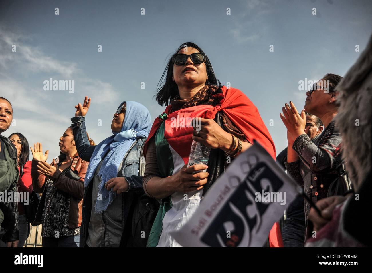 Tunis, Tunesien. November 2021. Tunis, Tunesien. 03. November 2021. Eine Reihe von Tunesiern, die seit mehr als zehn Jahren arbeitslos sind, rufen während eines Protestes auf dem Regierungsplatz der tunesischen Hauptstadt Slogans und Plakate auf. Unter ihren Forderungen beantragten die Teilnehmer die Anwendung des Gesetzes Nr. 38 im Zusammenhang mit außergewöhnlichen Aufträgen an öffentliche Ämter. Tunesien steht vor einer Wirtschaftskrise mit einer rasend hohen Inflation und einer durch die Coronavirus-Pandemie verschärften allgemeinen Arbeitslosigkeit, während gleichzeitig eine politische Krise durchläuft (Foto: © Hasan mrad/IMAGESLIVE via ZUMA Press WI Stockfoto