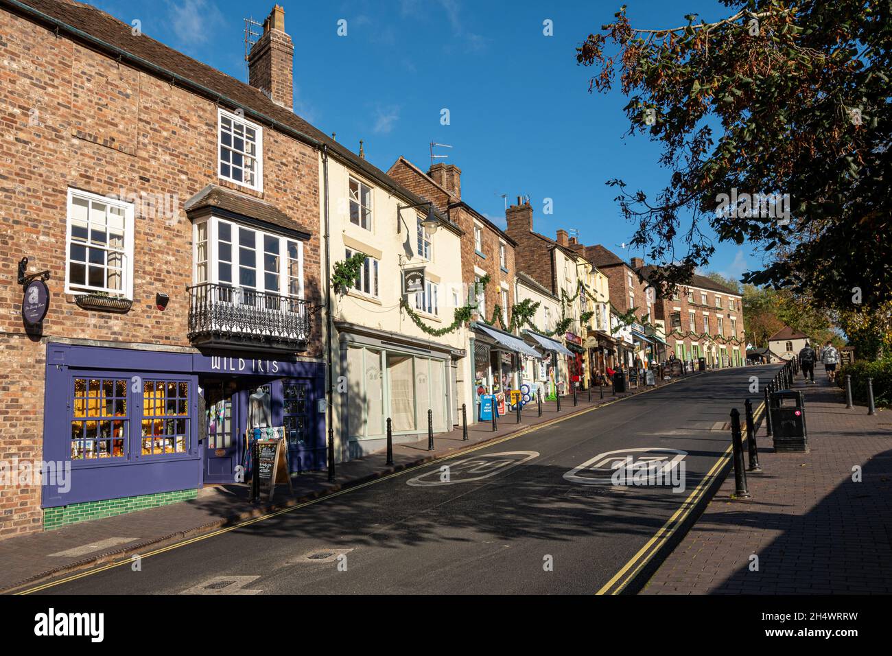 Geschäfte, Cafés und Geschäfte entlang des Wharfage in Ironbridge, einem bei Touristen beliebten Dorf in Shropshire, England, Großbritannien Stockfoto