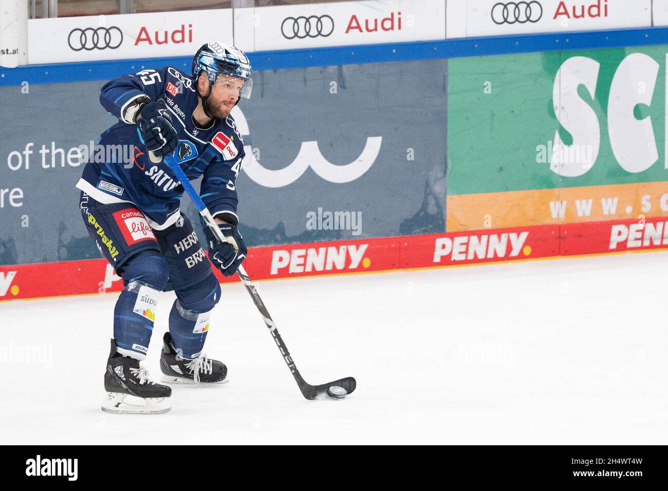 Ingolstadt, Deutschland. November 2021. Eishockey: DEL, ERC Ingolstadt - Augsburger Panther, Hauptrunde, Matchday 19, Saturn Arena. Benjamin Marshall aus Ingolstadt spielt den Puck. Quelle: Matthias Balk/dpa/Alamy Live News Stockfoto