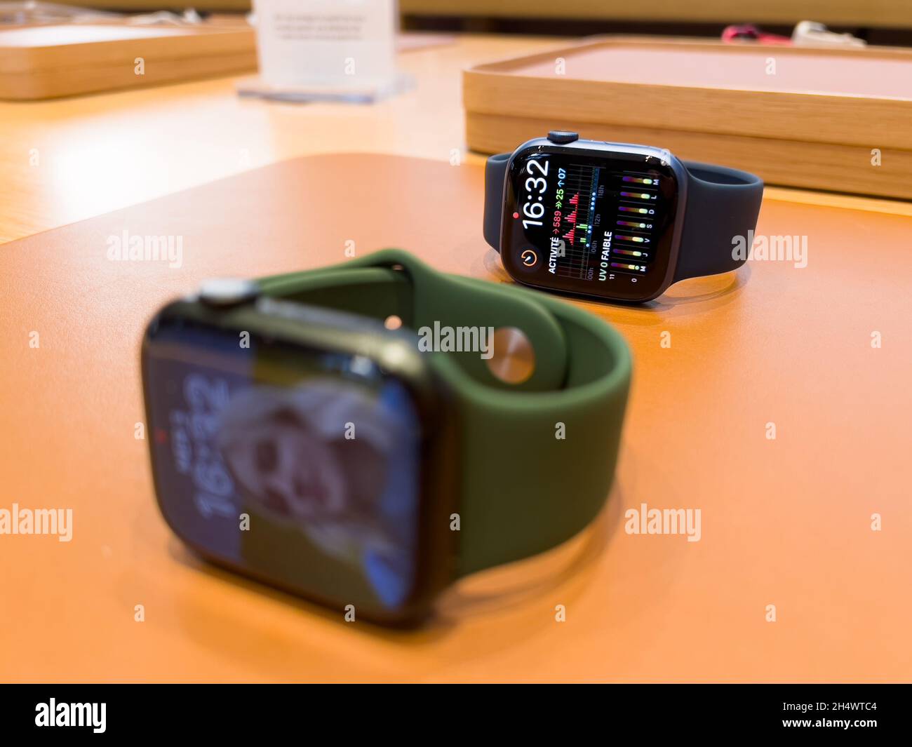 Nahaufnahme von zwei neuen tragbaren Computern der Apple Watch Series 7 Stockfoto