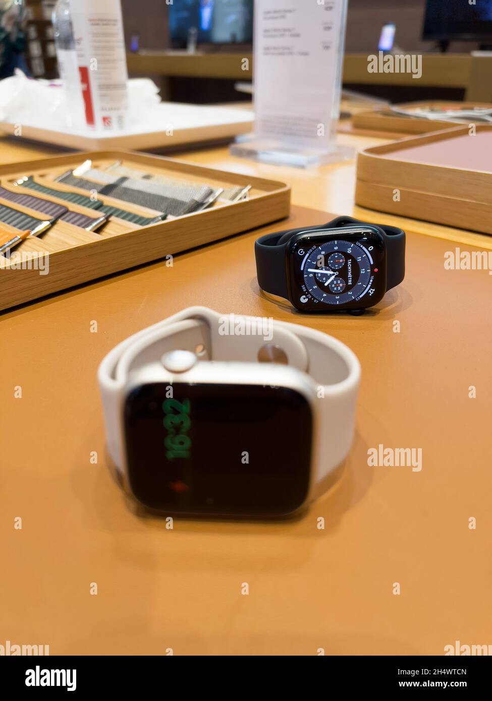 Nahaufnahme von zwei neuen tragbaren Computern der Apple Watch Series 7 Stockfoto