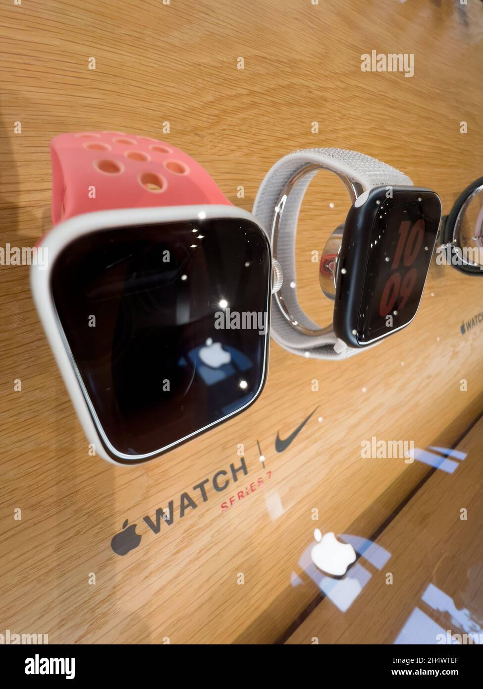 Makro der tragbaren Computer Apple Watch Series 7 Nike Smartwatch im Geschäft Stockfoto