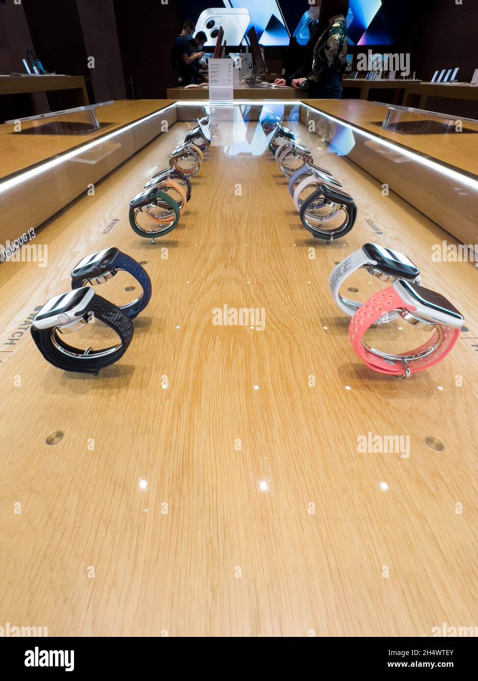 Reihe der gesamten Sammlung tragbarer Computer Apple Watch Series 7 Smartwatch mit perspektivischer Ansicht des Apple Store im Hintergrund Stockfoto