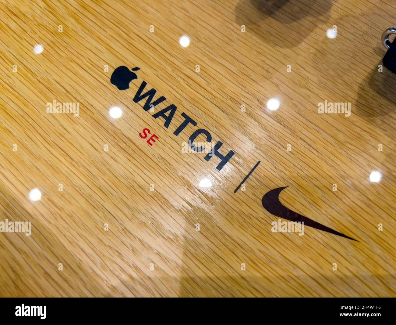Makro der tragbaren Computer Nike Apple Watch Series 7 Smartwatch zeigt die Schnittstelle Home-Bildschirm Stockfoto
