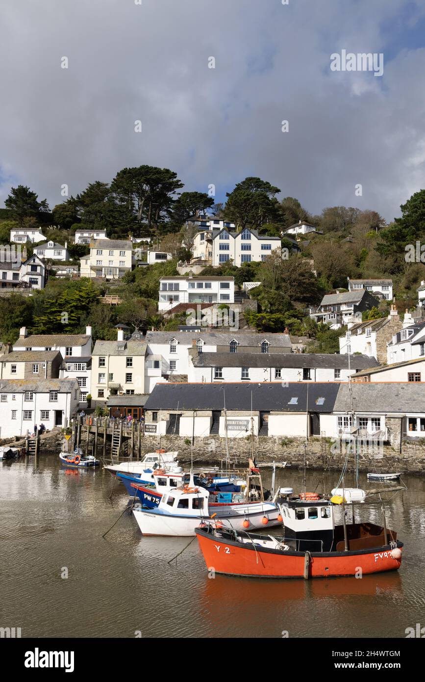 Polperro UK; Fischerboote im Hafen von Polperro, im kornischen Dorf Polperro Cornwall UK Stockfoto