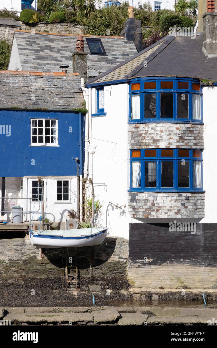 Polperro Cornwall Großbritannien; farbenfrohe Häuser im Hafen von Polperro, Cornwall, England Stockfoto
