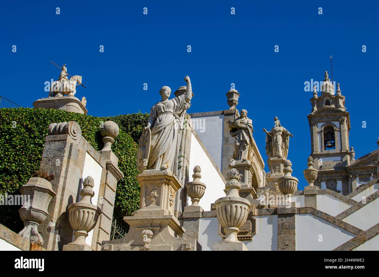 Skulpturen auf der Treppe zum Heiligtum von Bom Jesus do Monte, in der Nähe von Braga. Portgal. Stockfoto