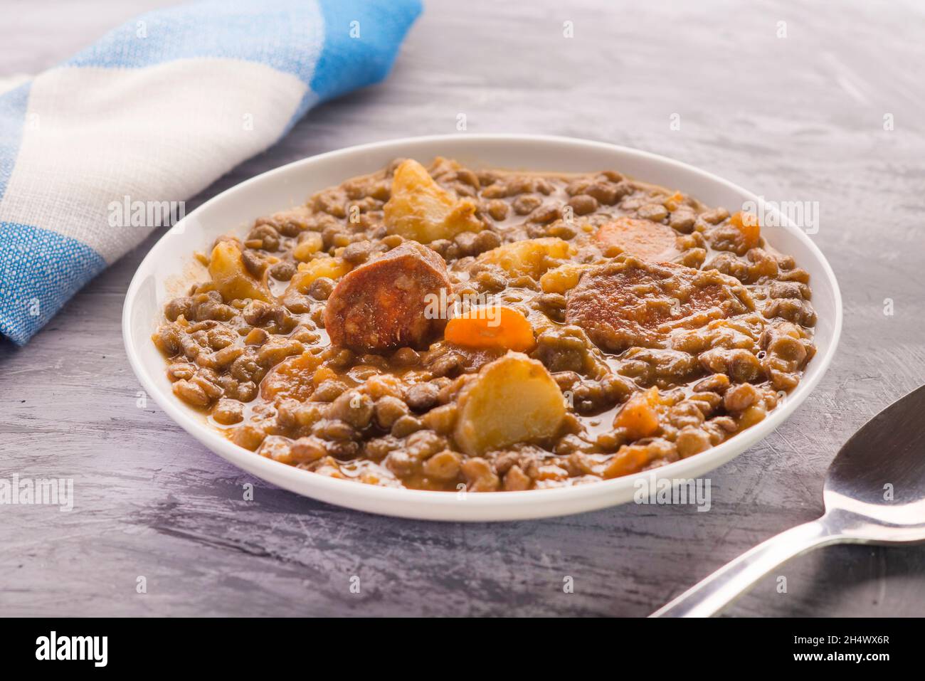 Spanische Linsen mit Kartoffeln, Karotten und Chorizo Stockfoto