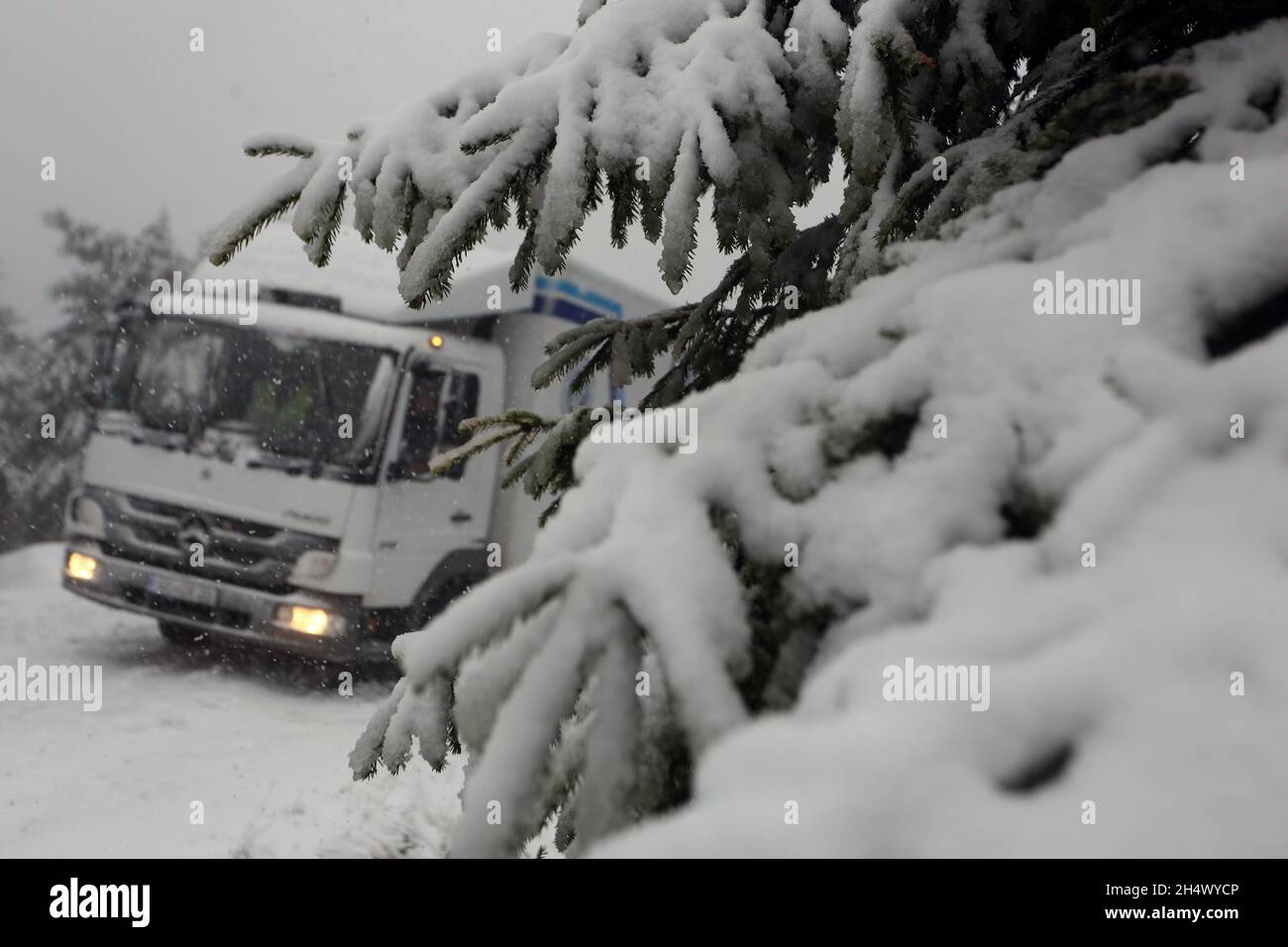 Schierke, Deutschland. November 2021. Auf der Brockenstraße steckt ein Lieferfahrzeug im Schnee. In den hohen Lagen des Harzes gab es heftigen Schneefall. Quelle: Matthias Bein/dpa-Zentralbild/ZB/dpa/Alamy Live News Stockfoto