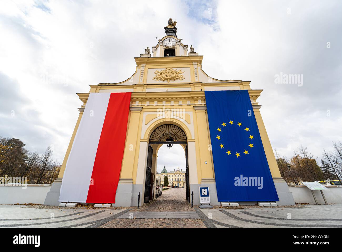 Polnische und EU-Flaggen am Eingangstor zum Branicki-Palast in Bialystok, Polen. Die Polen verteidigen die EU-Mitgliedschaft aus Angst vor Polexit. Bialystok, Polen - 22. Oktober 2021. Stockfoto