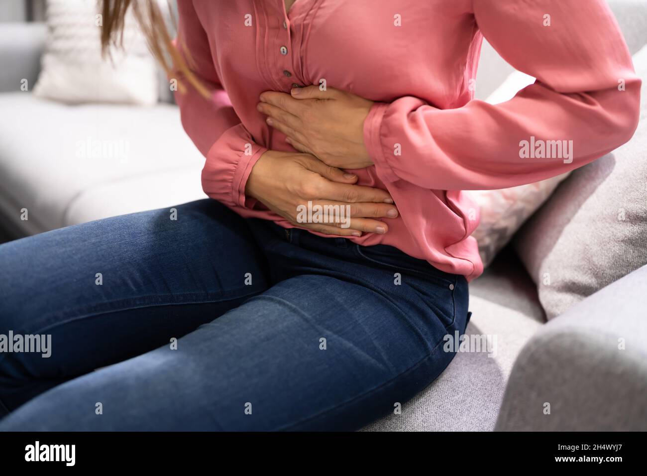 Kranke Frau mit Bauchschmerzen und PMS-Periode Stockfoto