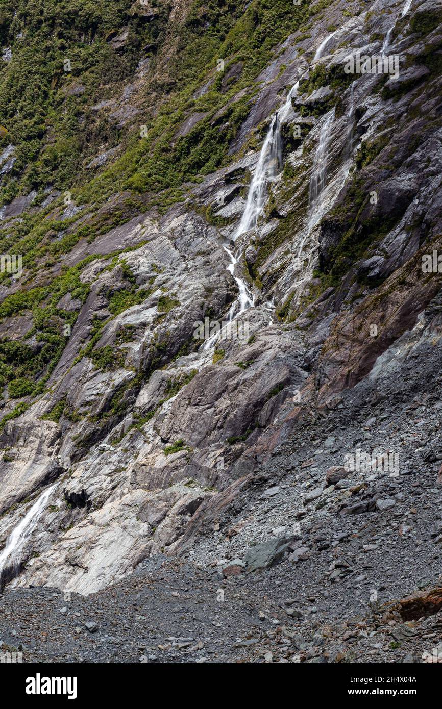 Franz Joseph Gletscher und kleiner Wasserfall. Neuseeland Stockfoto