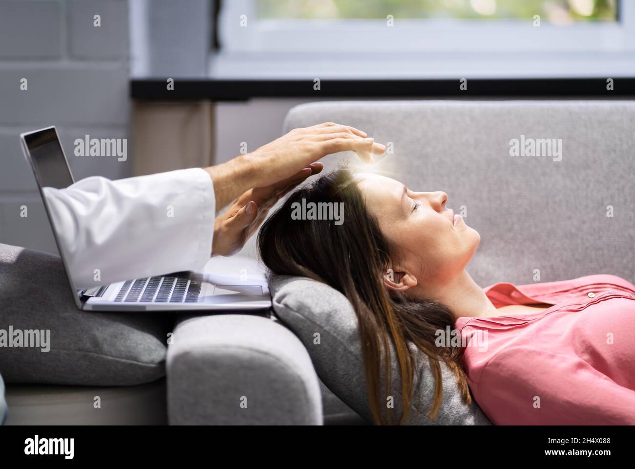 Online Virtual Reiki Energy Healing Therapy Treatment Stockfoto