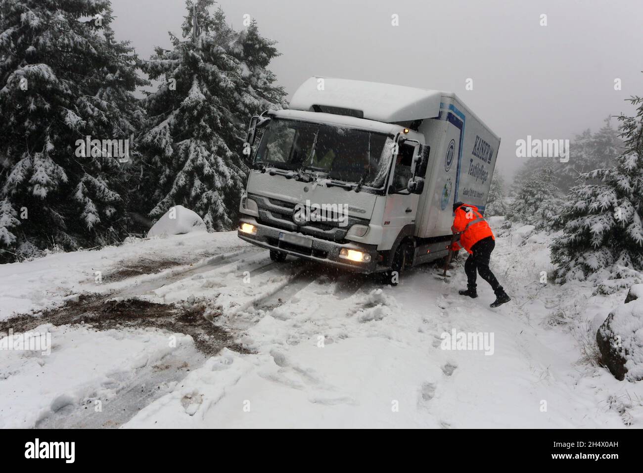 Schierke, Deutschland. November 2021. Auf der Brockenstraße steckt ein Lieferfahrzeug im Schnee. In den hohen Lagen des Harzes gab es heftigen Schneefall. Bild: Matthias Bein/dpa-Zentralbild/ZB - ACHTUNG: Nummernschild verpixelt/dpa/Alamy Live News Stockfoto