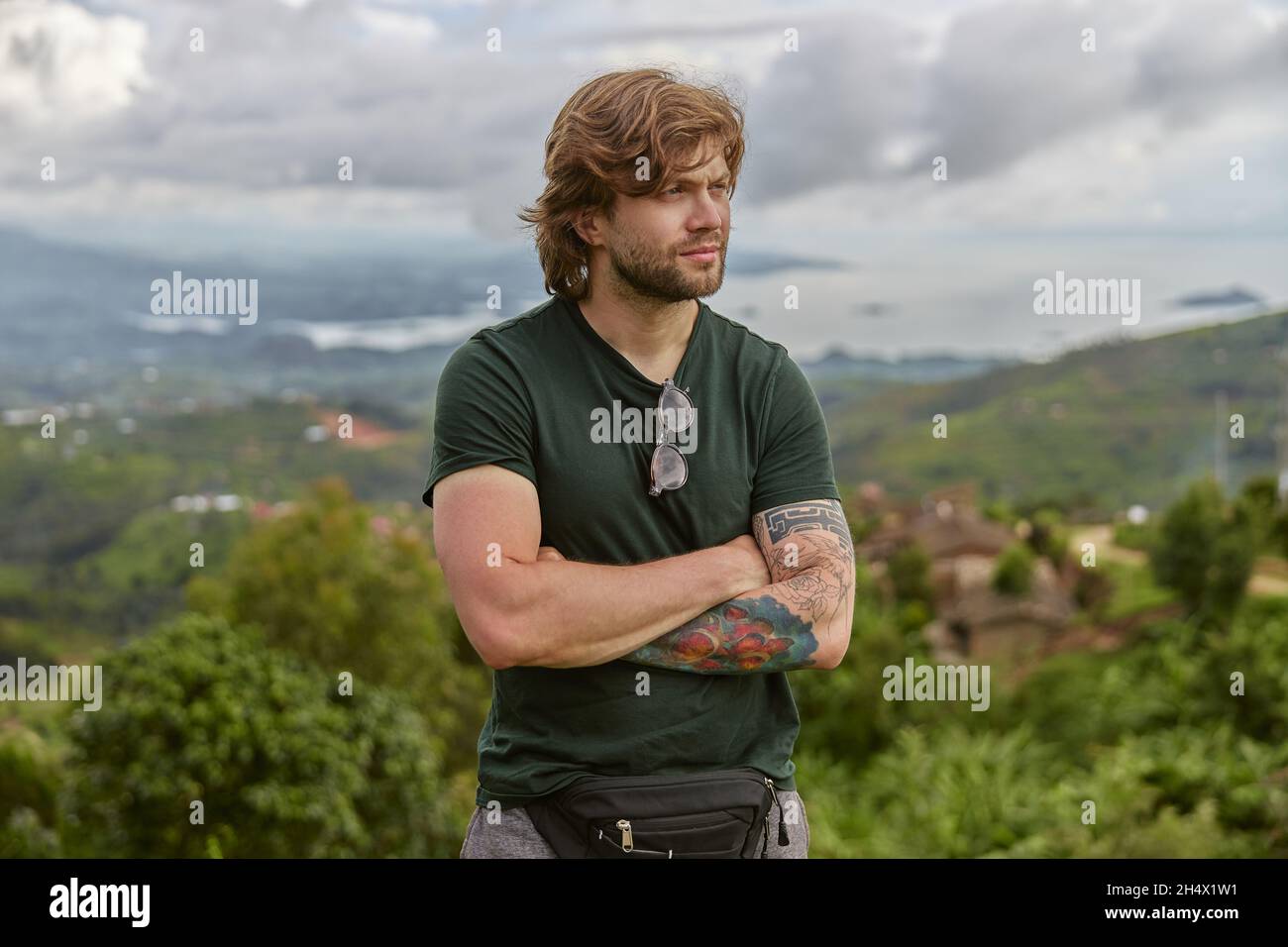 Schöner junger Mann kaukasischen Touristen in äquatorialafrika mauntains Stockfoto