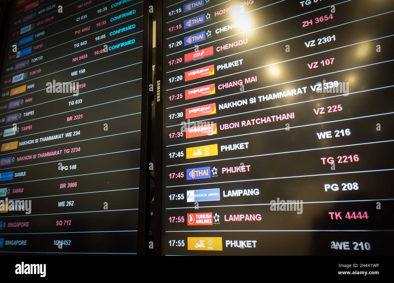 Ankunft am Flughafen Suvarnabhumi mit Uhrzeit, Fluggesellschaften und Fluginformationen. Stockfoto