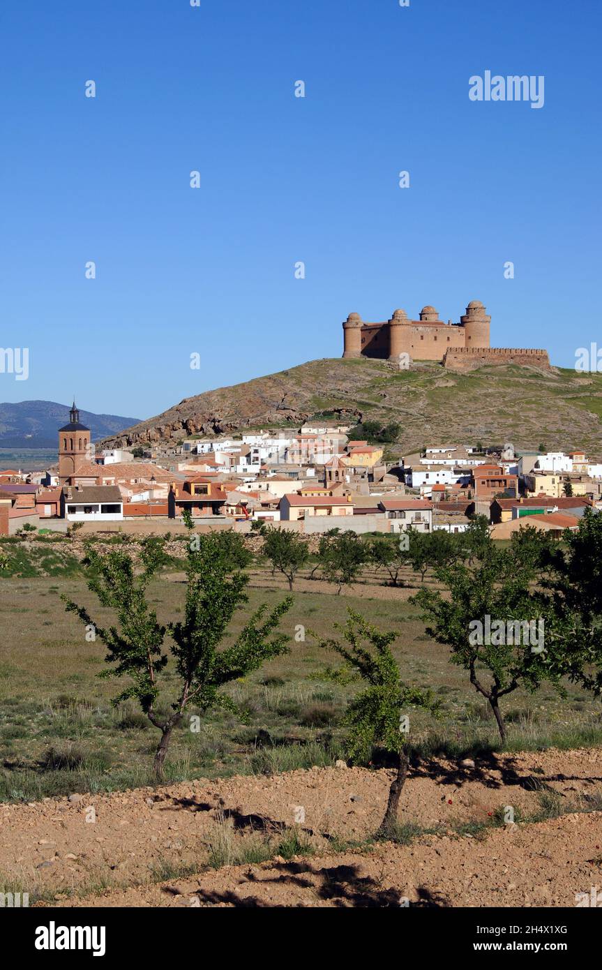 Blick auf das Schloss auf dem Hügel mit der Stadt Gebäude im Vordergrund, La Calahorra, Provinz Granada, Andalusien, Spanien, Europa Stockfoto