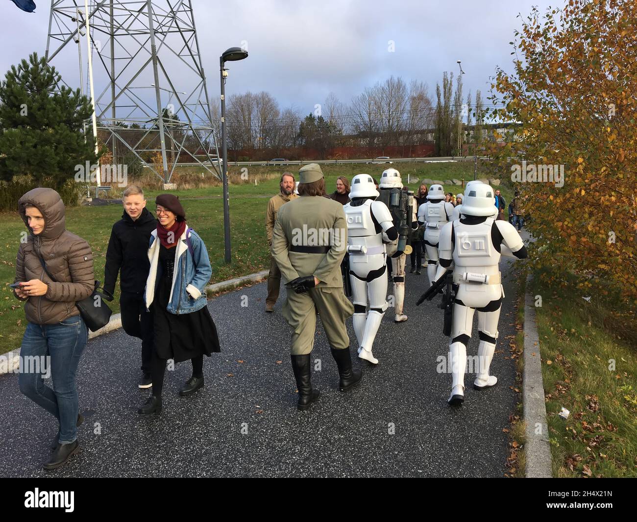 Bewaffnete Star Wars Stormtroopers AT-AT Fahrer Team Schauspieler, Patrouille um COMIC Convention 2021, Schweden. Stockfoto