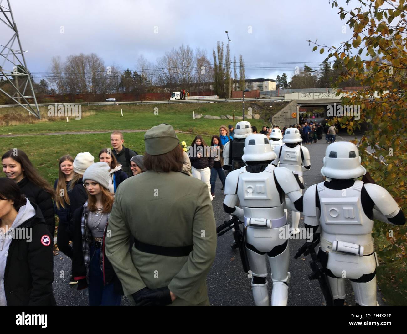 Bewaffnete Star Wars-Helden in Uniform, Stormtrooper-Einheit, AT-AT-Fahrer Soldaten patrouillieren neben den anschaufenden Massen rund UM DEN COMIC Convention 2021 Bereich.STHLM Stockfoto