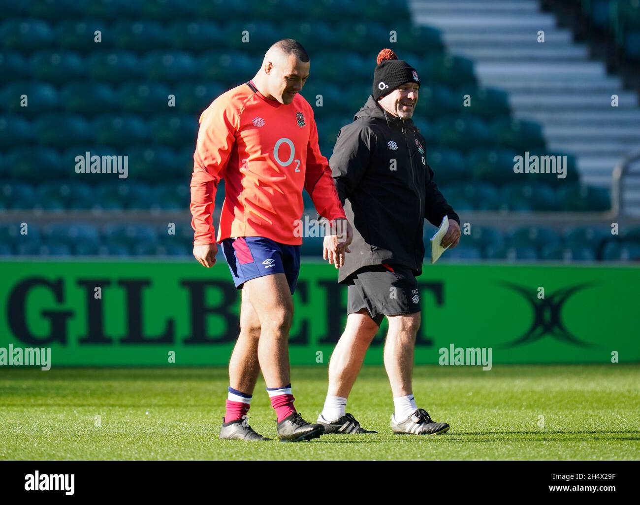 Die Engländerin Ellis Genge und der Trainer Richard Cockerill während einer Trainingseinheit im Twickenham Stadium, London. Bilddatum: Freitag, 5. November 2021. Stockfoto