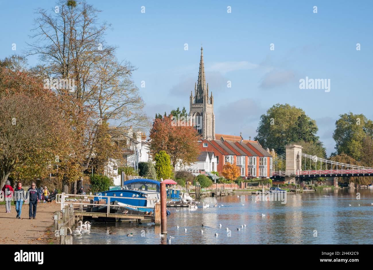 Menschen genießen einen herbstlichen Morgenspaziergang entlang eines Pfades am Rande des Higginson Park und der Themse, Marlow, Buckinghamshire. Stockfoto