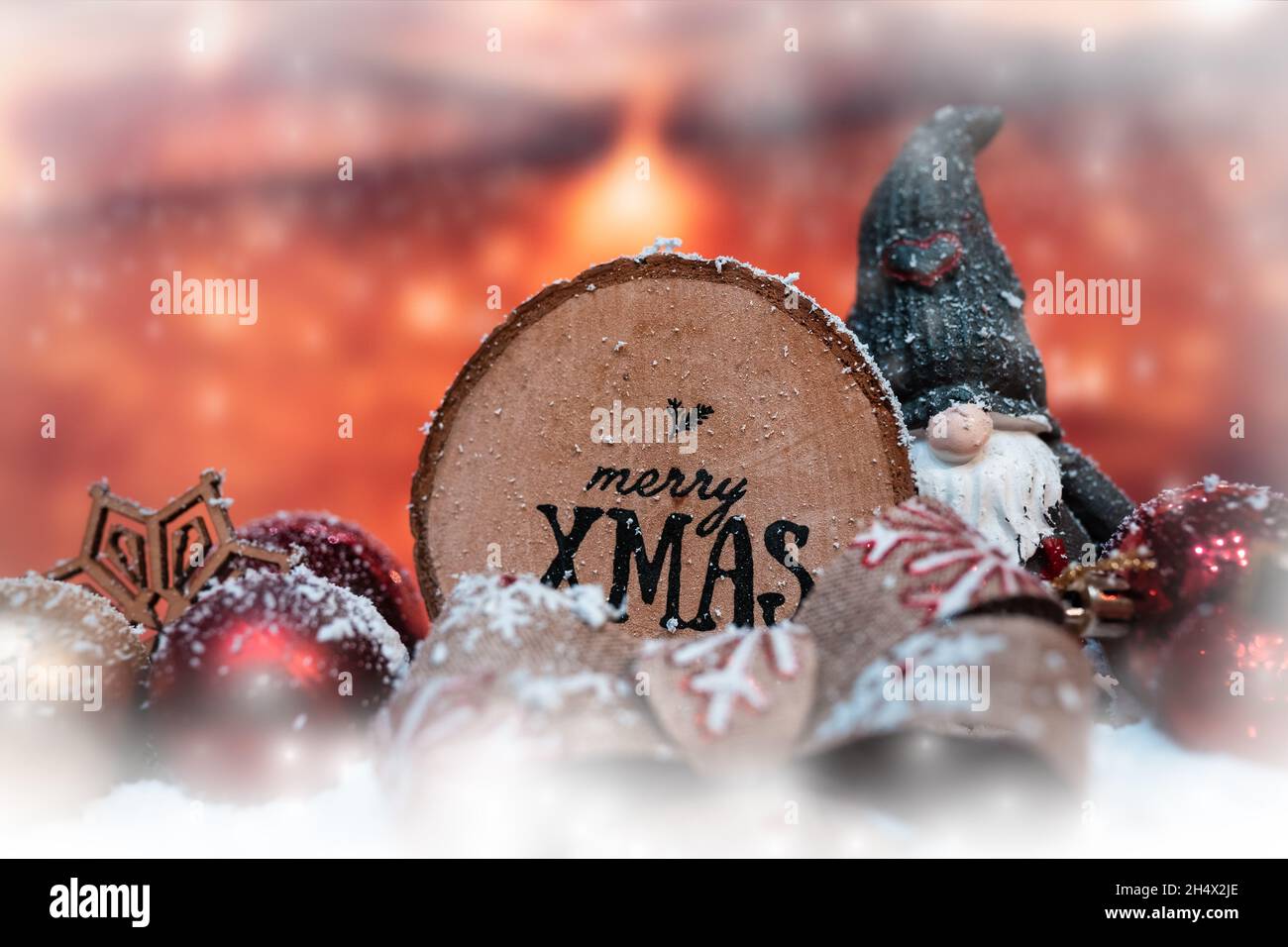 Niedliche weihnachten Hintergrund mit Zwerg und weihnachtskugeln im Schnee, Dekoration, weihnachtszeit kommt, Grußkarte, Banner, Poster Stockfoto