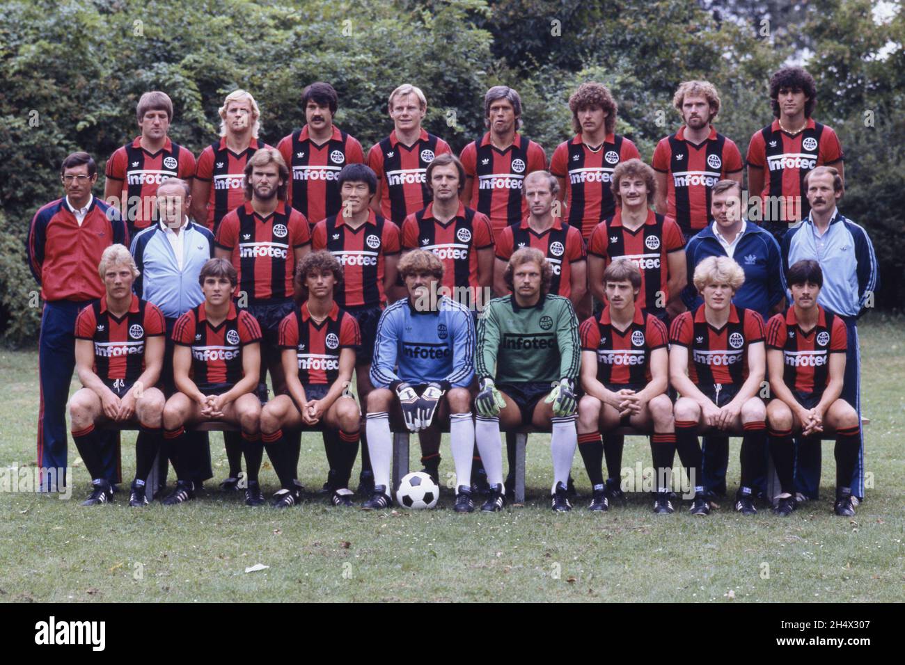 Teamfoto Eintracht Frankfurt Saison 1981/82, hintere Reihe von links: Bernd NICKEL, Norbert NACHTWEIH, Helmut MÜLLER (MvÂºller), Werner LORANT, Wolfgang TRAPP, Harald KARGER, Bruno PEZZEY. Mit der Reihe von links: Trainer Lothar BUCHMANN, Supervisor HUEBLER (HvÂºbler), Ronald Ronny BORCHERS, BUM KUN CHA, Karl Heinz Charly KOERBEL (kV? Rbel), Willi NEUBERGERÂ‚Ã „Ã¶ Stefan LOTTERMANN, SCHMITT (Masseur), MAIER (Co-Trainer), vordere Reihe von links: Michael KUENAST (KvÂºnast), Holger ANTHES, Ralf FALKENMAYER, goalwart Joachim JUERIGENS (JvÂºriens), goalwart Jürgen PAHL (JvÂºrgen), Bernd EUFINGER, Armin GO Stockfoto