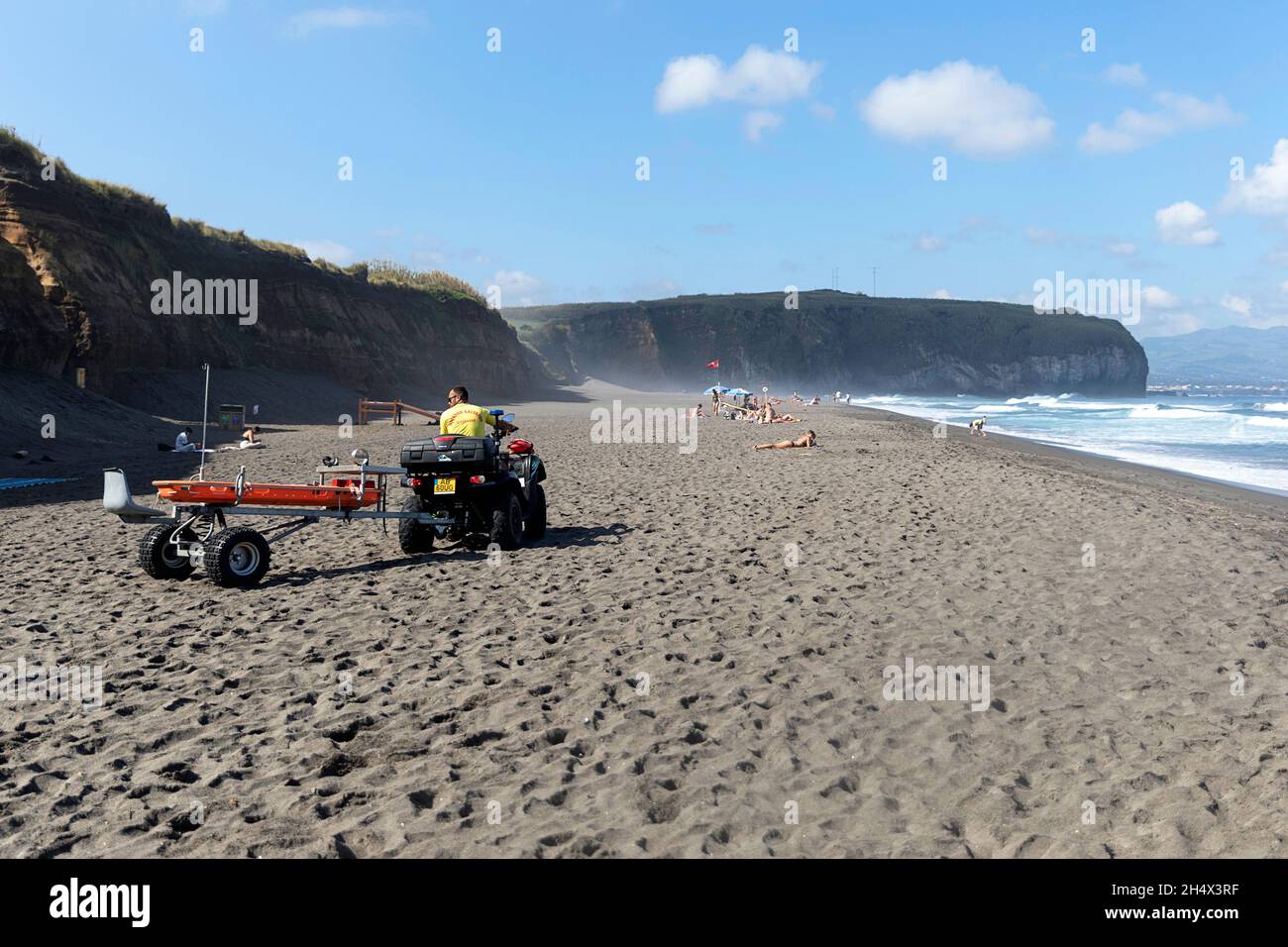 Quad Bike auf der Areal de Santa Barbara - ein hübscher schwarzer Sandstrand an der Nordküste der Insel Sao Miguel, Azoren, Portugal Stockfoto